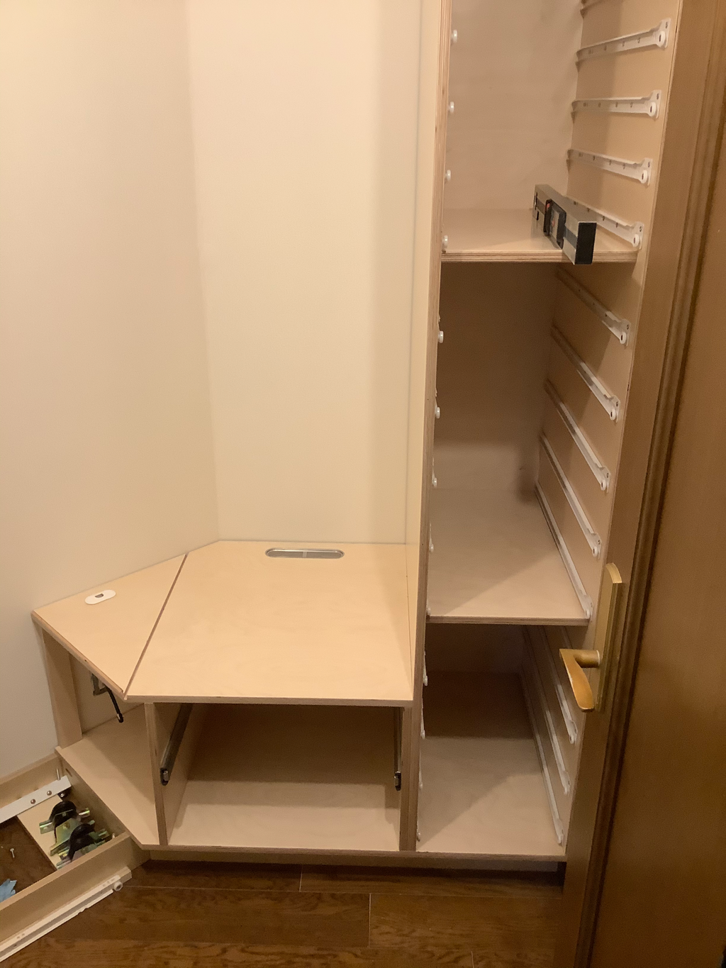 right_cabinet.png